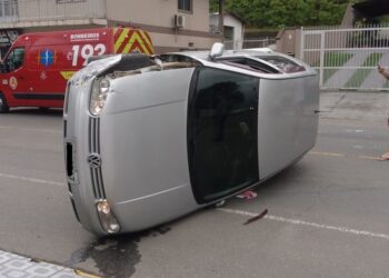 [Vídeo] Após bater em carro estacionado, mulher capota veículo em Jaraguá do Sul