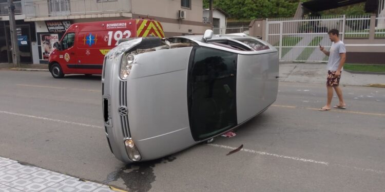 [Vídeo] Após bater em carro estacionado, mulher capota veículo em Jaraguá do Sul