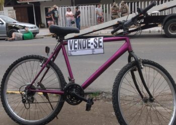 Jaraguaense aproveita trânsito lento após acidente para tentar vender bicicleta