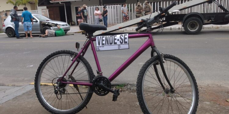 Jaraguaense aproveita trânsito lento após acidente para tentar vender bicicleta