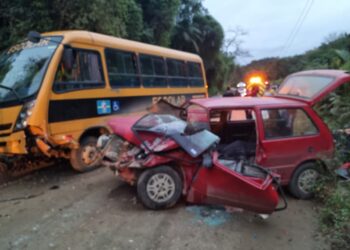 Ônibus escolar e carro batem de frente em Massaranduba