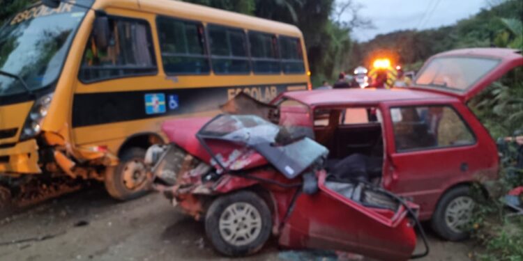 Ônibus escolar e carro batem de frente em Massaranduba