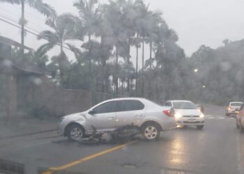 Acidente envolvendo carro e moto é registrado em Jaraguá do Sul