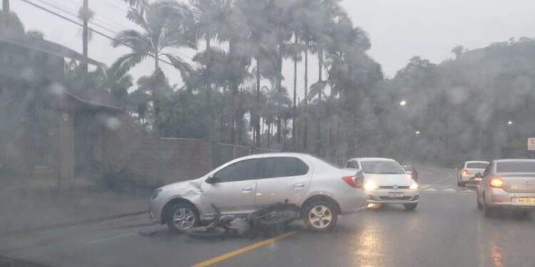 Acidente envolvendo carro e moto é registrado em Jaraguá do Sul