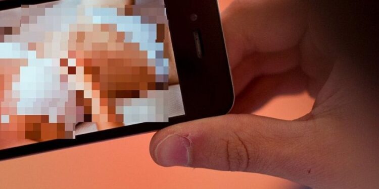 Professor de SC é investigado por compartilhar pornografia infantil com alunos