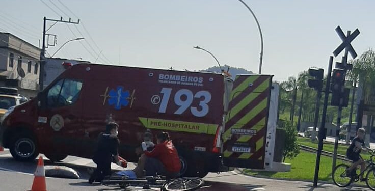 Ciclista fica ferido após acidente em Jaraguá do Sul