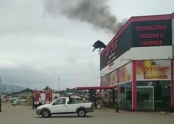 [Vídeo] Incêndio é registrado em churrascaria em Guaramirim