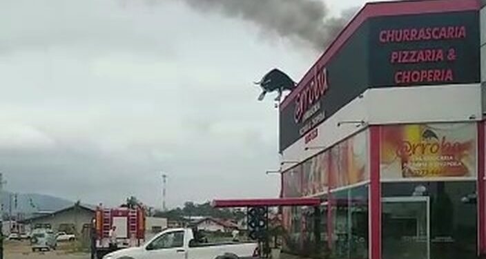 [Vídeo] Incêndio é registrado em churrascaria em Guaramirim