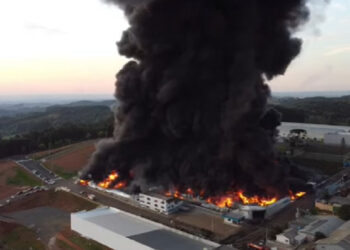 Defesa Civil de SC alerta para risco de intoxicação pela fumaça do incêndio em Xaxim