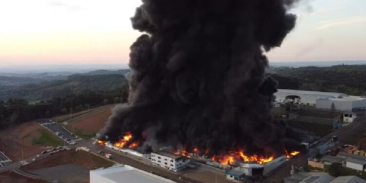 Defesa Civil de SC alerta para risco de intoxicação pela fumaça do incêndio em Xaxim