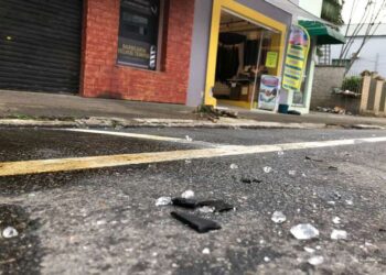 Carro invade loja no Centro de Jaraguá do Sul