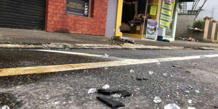 Carro invade loja no Centro de Jaraguá do Sul