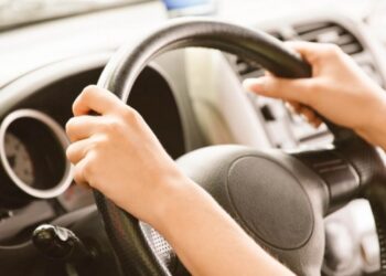 Adolescente é flagrado dirigindo carro em lavação em Schroeder