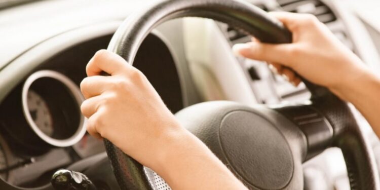 Adolescente é flagrado dirigindo carro em lavação em Schroeder