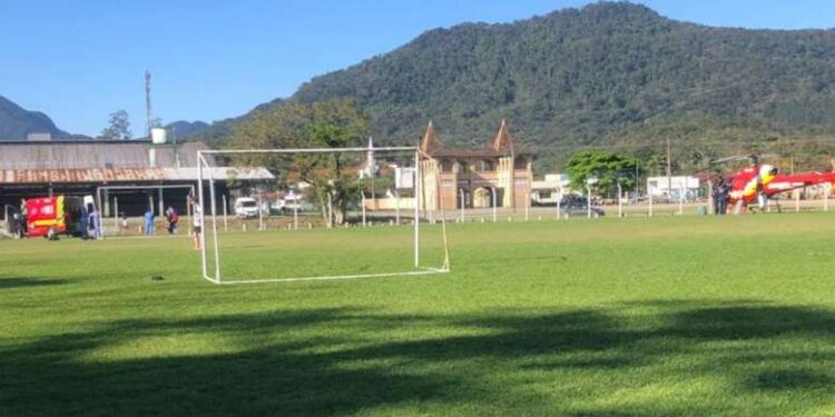 Homem sofre mal súbito durante o trabalho em Schroeder e é transferido de helicóptero ao hospital