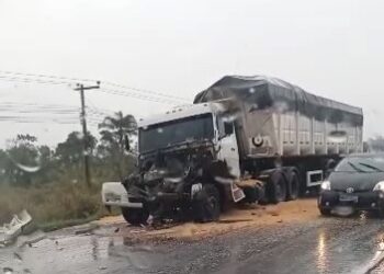 [Vídeo] Dois caminhões se envolvem em acidente na BR-280