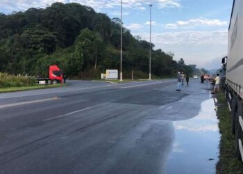 Caminhoneiros seguem com dois pontos de bloqueio em rodovias de SC