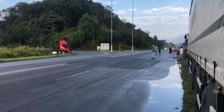 Caminhoneiros seguem com dois pontos de bloqueio em rodovias de SC