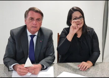 Em live, Bolsonaro afirma que não irá sair das quatro linhas da Constituição