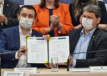 Carlos Moisés assina acordo para repasse de R$ 50 milhões para BR-280