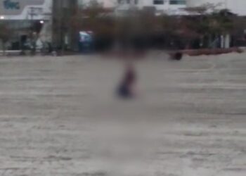 [Vídeo] Casal é flagrado ‘inaugurando’ faixa de areia em Balneário Camboriú