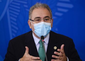 Ministro da Saúde prevê fim da obrigatoriedade de máscara ao ar livre em novembro