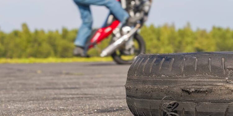 PM flagra dois homens empinando motos em Guaramirim