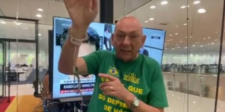 Luciano Hang grava vídeo antes de prestar depoimento na CPI da Covid