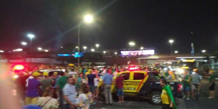 Manifestantes já se reúnem em Brasília