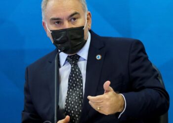 Ministro da Saúde critica vacinação antecipada e diz que limitou público adolescente