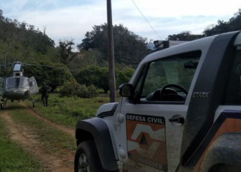 Helicóptero sobrevoa Schroeder em busca de homem desaparecido