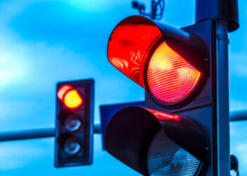 Motorista embriagado é flagrado usando celular e furando sinal vermelho em Jaraguá do Sul