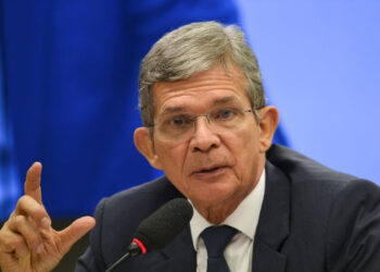 Para presidente da Petrobrás, aumento do dólar e crise hídrica são as responsáveis pela disparada dos preços