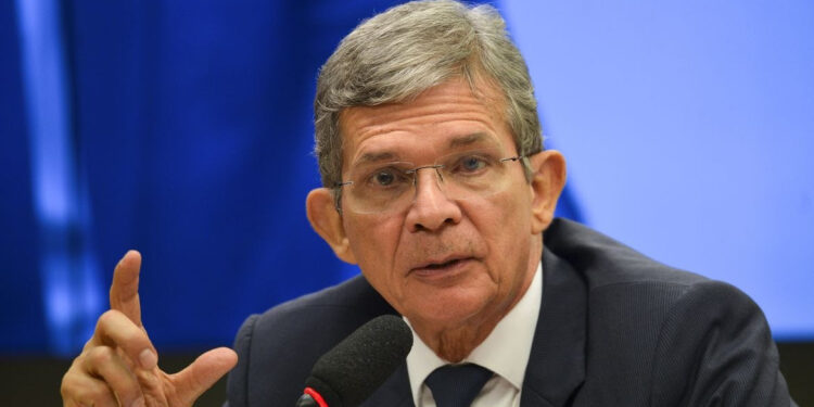 Para presidente da Petrobrás, aumento do dólar e crise hídrica são as responsáveis pela disparada dos preços