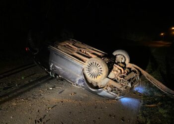 Após bater carro em barranco e capotar, motorista é levado ao hospital em Jaraguá do Sul