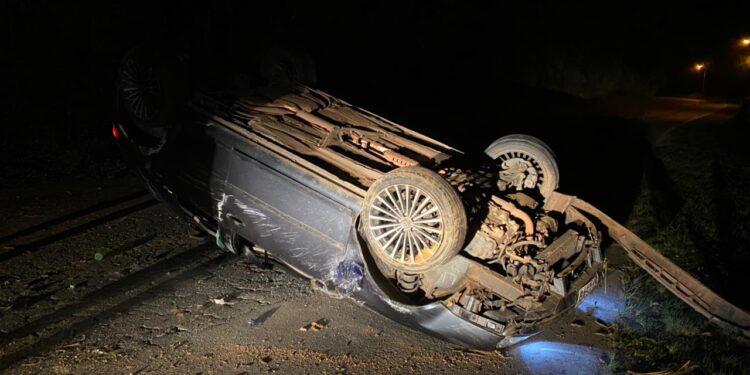 Após bater carro em barranco e capotar, motorista é levado ao hospital em Jaraguá do Sul