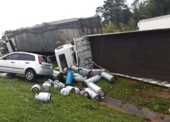 Desmoronamento de terra causa acidentes na BR-101