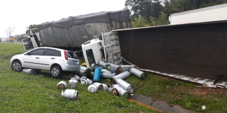 Desmoronamento de terra causa acidentes na BR-101