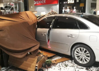 [VÍDEO] Motorista invade shopping em Florianópolis