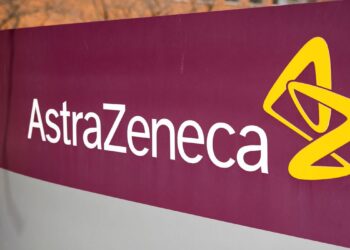 Medicamento da AstraZeneca reduz mortes e casos graves de covid-19