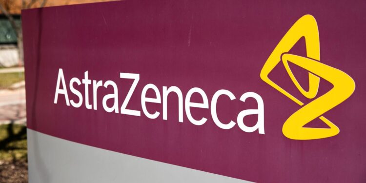 Medicamento da AstraZeneca reduz mortes e casos graves de covid-19