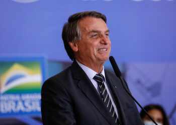 Bolsonaro promete “auxílio diesel” para 750 mil caminhoneiros