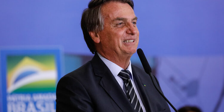 Bolsonaro promete “auxílio diesel” para 750 mil caminhoneiros