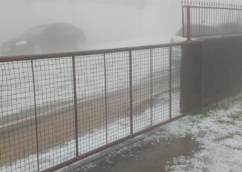Fotos: ruas ficam coberta de gelo após chuva de granizo em SC