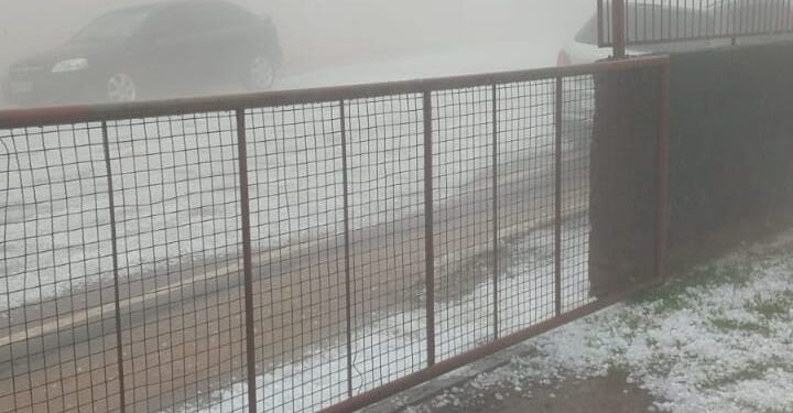 Fotos: ruas ficam coberta de gelo após chuva de granizo em SC