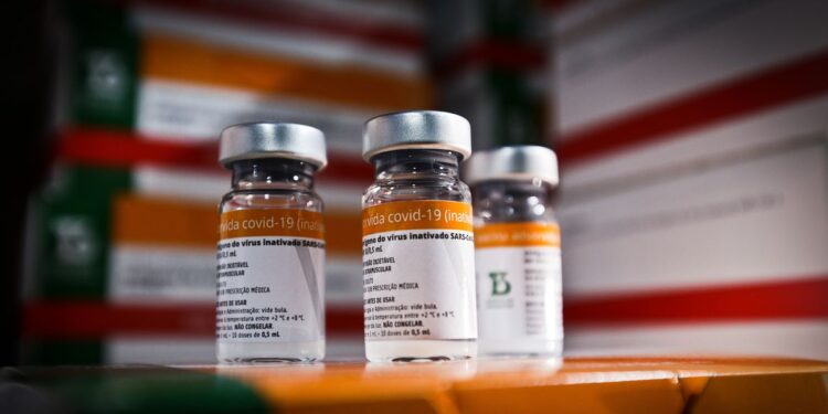 EUA vão aceitar CoronaVac para entrada de visitantes estrangeiros