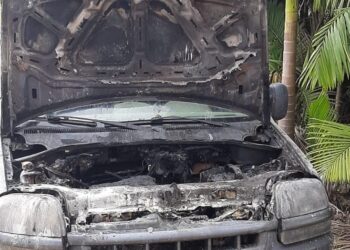 Carro fica destruído após incêndio em Massaranduba