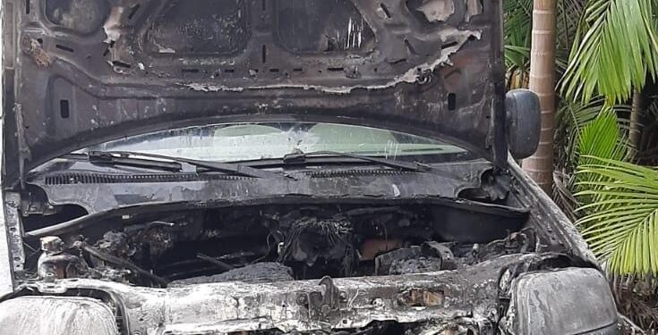 Carro fica destruído após incêndio em Massaranduba