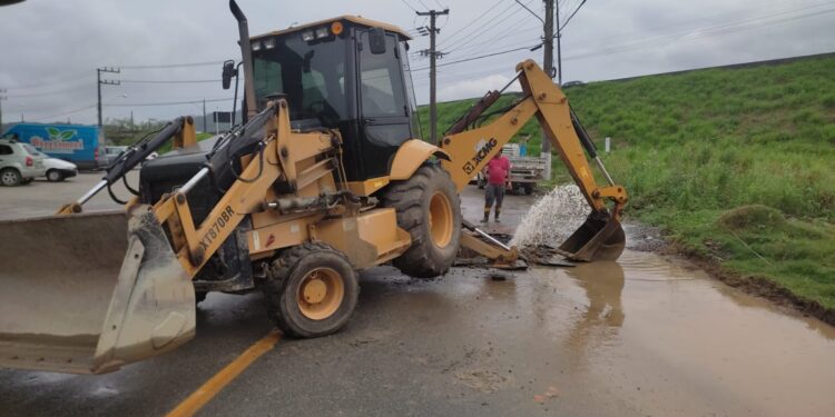 Guaramirim interrompe abastecimento de água após rompimento de rede