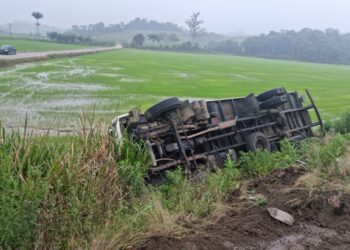 Caminhão e moto se envolvem em acidente em Massaranduba